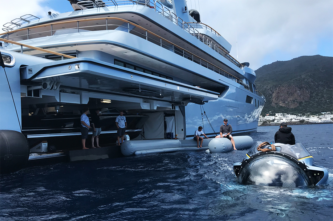 submersible docking to a yacht